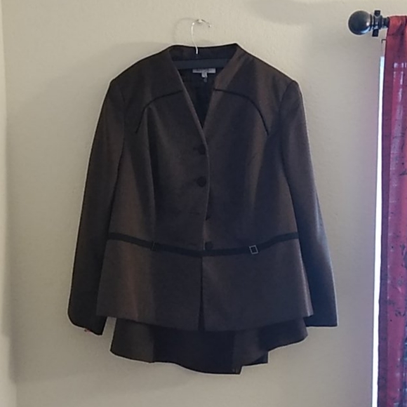 Skirt suit - Picture 3 of 4